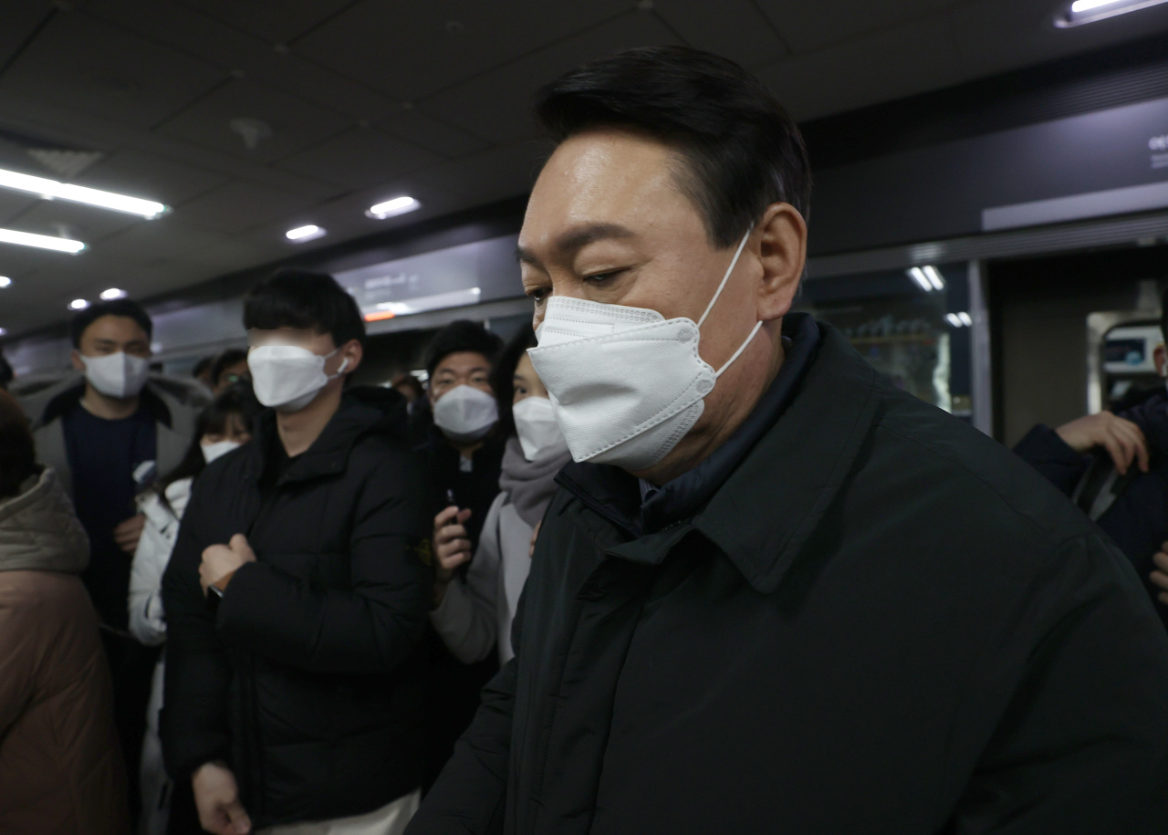 Presidential candidate Yoon Suk-yeol of the main opposition People Power Party gets off a subway train at the National Assembly Station in Yeouido, Seoul, Friday. (Yonhap)