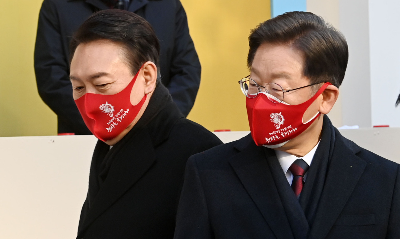 Yoon Suk-yeol (left), presidential nominee of the main opposition People Power Party, stands next to his rival Lee Jae-myung (right) of the ruling Democratic Party. (Joint Press Corps)
