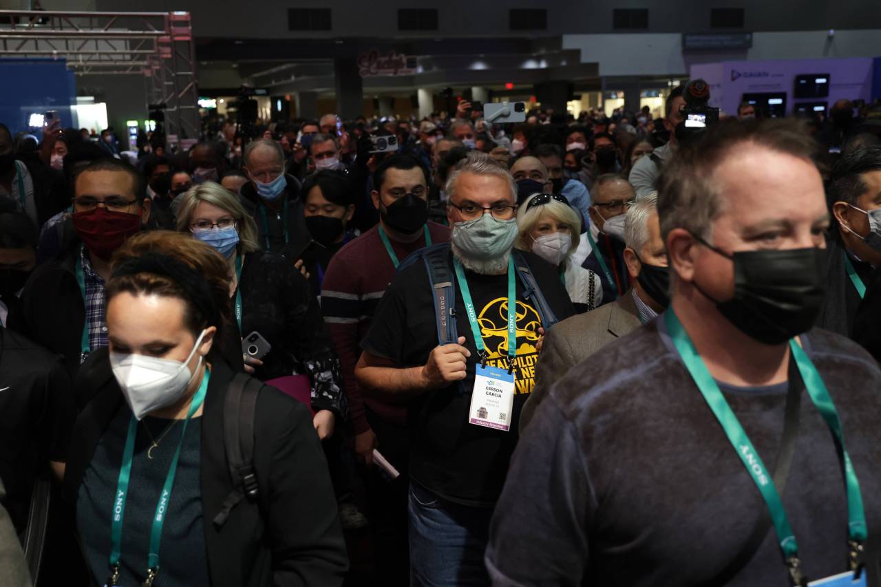 Attendees enter an exhibition hall at the Las Vegas Convention Center on Day 1 of CES 2022, January 5. (Yonhap)
