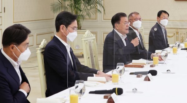 President Moon Jae-in speaks at a luncheon held at Cheong Wa Dae on Dec. 27. On his left is Samsung Electronics Vice Chairman Lee Jae-yong and right is Hyundai Motor Group Chairman Chung Euisun. (Yonhap)