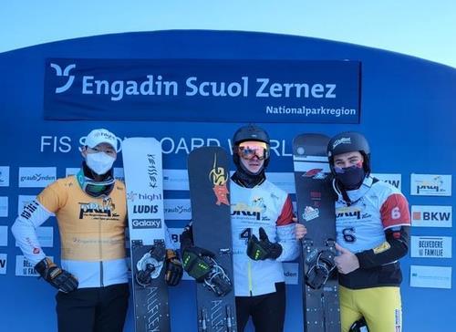South Korean alpine snowboarder Lee Sang-ho (L) poses for photos after winning bronze in the men's parallel giant slalom event at the International Ski Federation Snowboard World Cup in Scuol, Switzerland, on Saturday, in this photo provided by the Korea Ski Association. Next to Lee are Dmitrii Loginov of Russia (C), the gold medalist, and Stefan Baumeister of Germany, who won silver. (Korea Ski Association)
