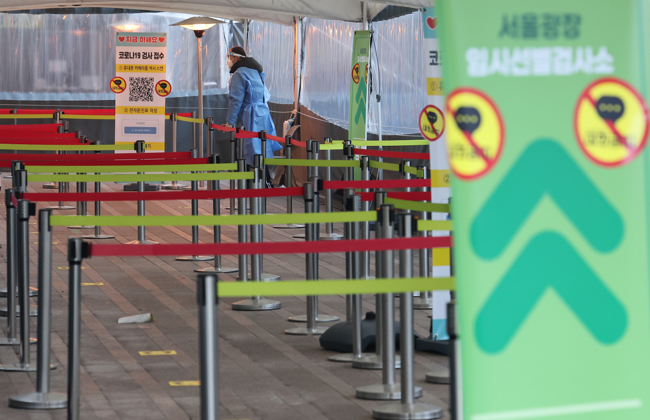 This photo taken on Sunday, shows a makeshift coronavirus testing center in front of the Seoul City Hall in central Seoul amid toughened social distancing curbs. (Yonhap)