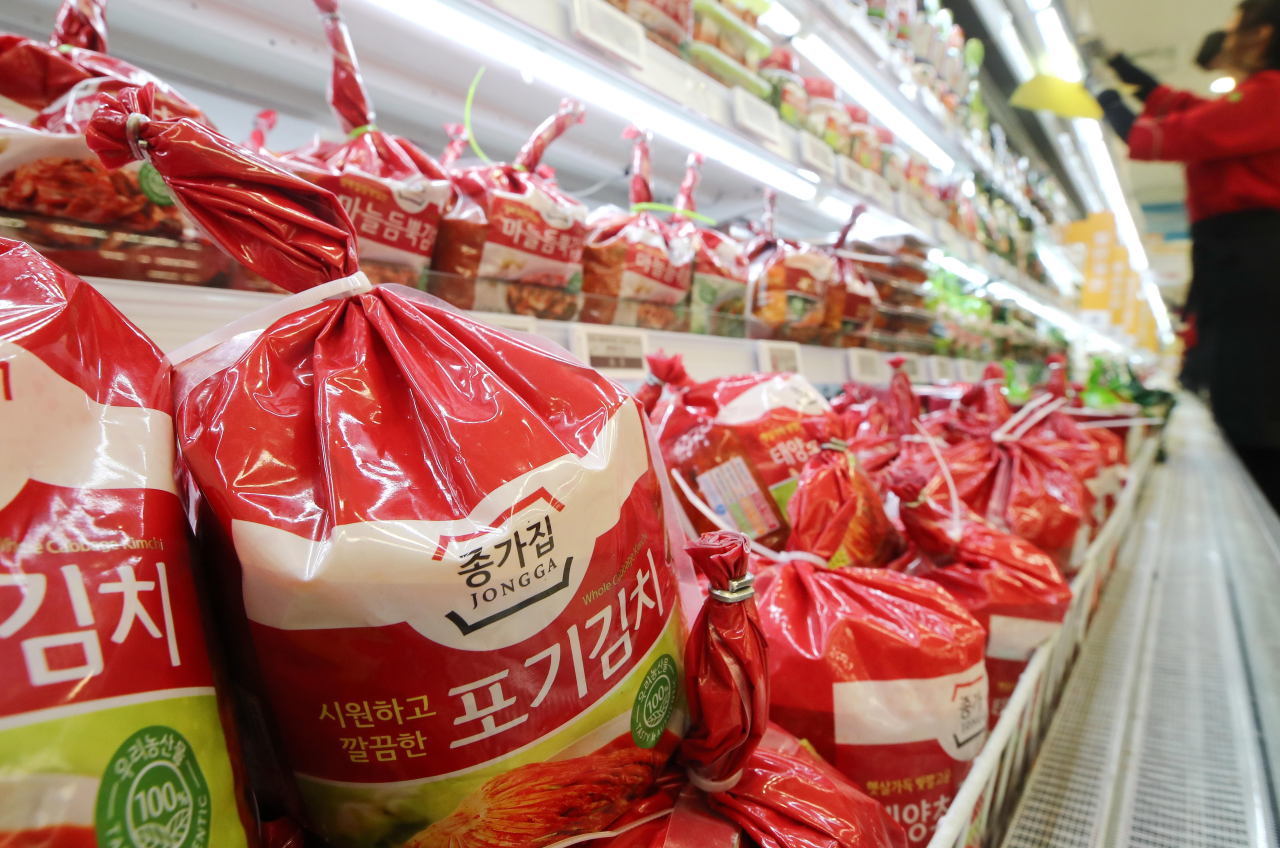 Packaged kimchi is displayed on the shelves of a discount store in Seoul, Oct. 12, 2021. (Yonhap)