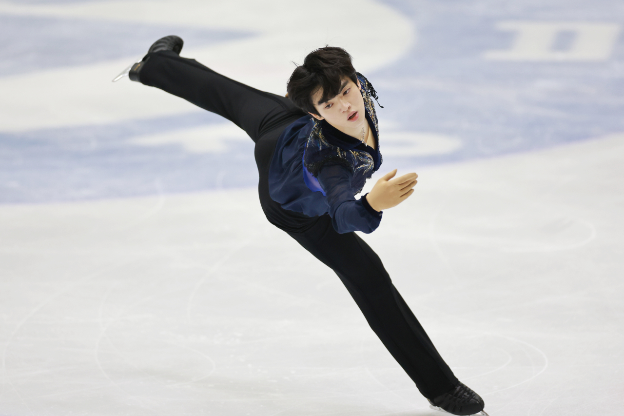 South Korean figure skater Cha Jun-hwan performs his free skate program in the men's singles during the second leg of the Beijing Winter Olympic trials at Uijeongbu Indoor Ice Rink in Uijeongbu, some 20 kilometers north of Seoul, on Sunday. (Yonhap)