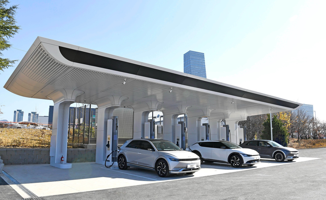 Electric vehicles plug in at a charging station (Hyundai Motor Group)