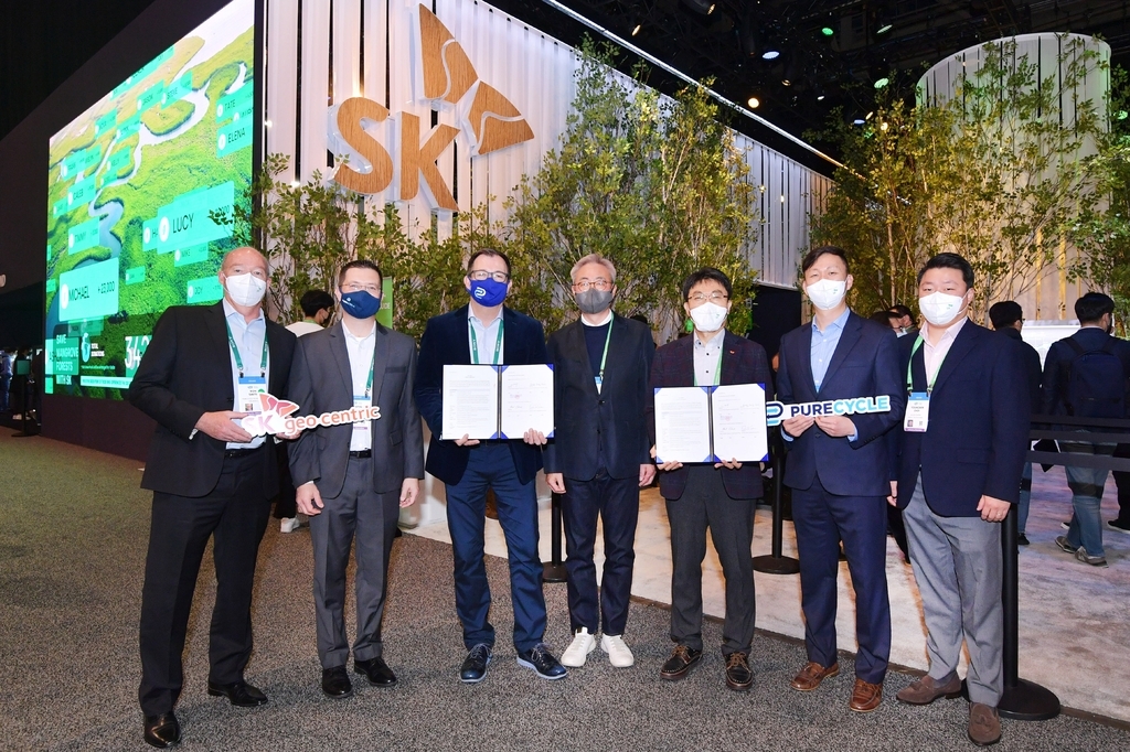 SK Innovation CEO Kim Jun (4th from L) and Purecycle Technologies CEO Mike Otworth (3rd from L) pose for photo with their company officials after signing an agreement on the construction of a plastic recycling plant in South Korea's southern city of Ulsan, on the sidelines of the Consumer Electronics Show in Los Angeles last week, in this photo provided by SK on Monday. (SK)