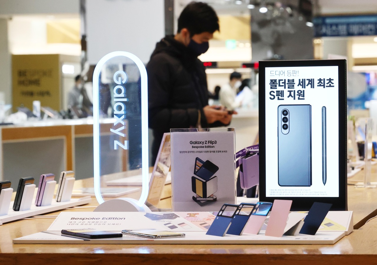 Smartphones are displayed at Samsung's d'light shop in Seocho-gu, Seoul. (Yonhap)
