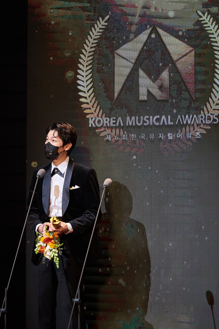 Park Kang-hyun who plays Orpheus in “Hadestown,” makes a speech upon receiving the award for best male lead at the 6th Korea Musical Awards, held at Blue Square Theater in central Seoul, Monday. (KMTA)