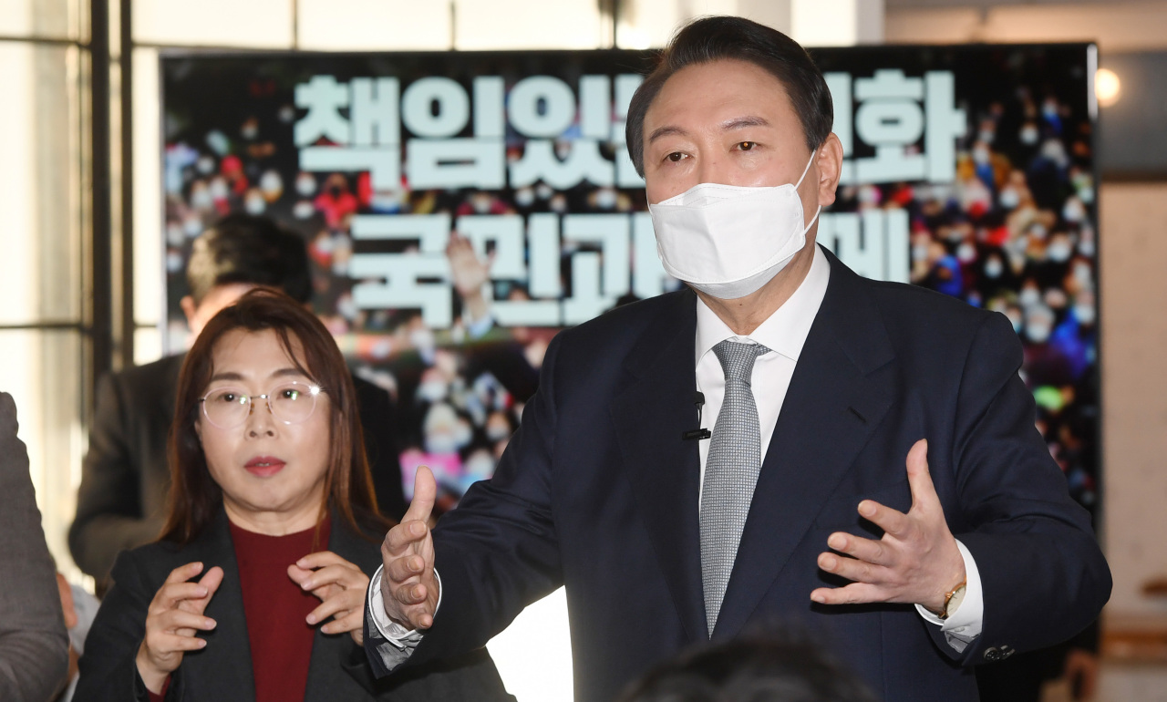 Presidential candidate Yoon Suk-yeol of the main opposition People Power Party speaks at his New Year’s press conference at a cafe in Seoul on Tuesday. (Yonhap)