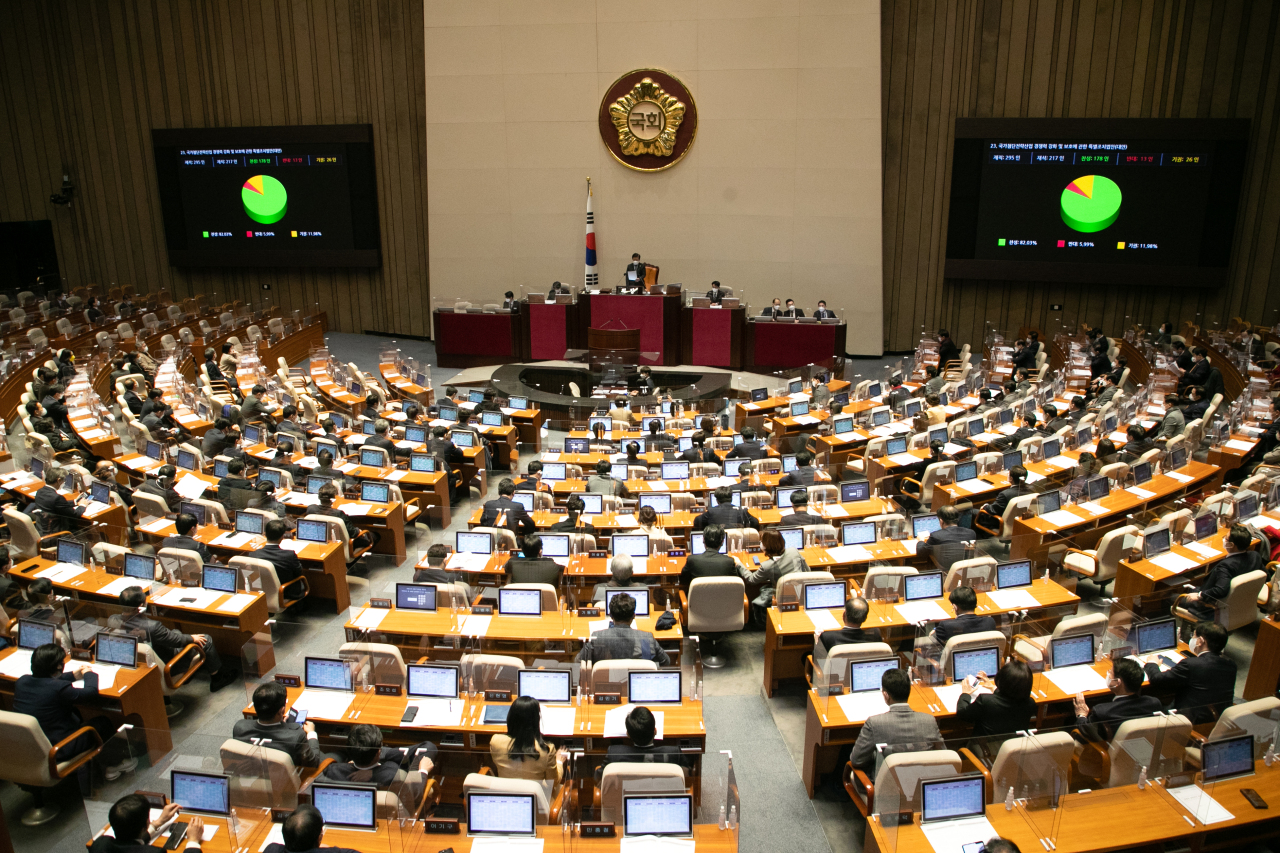 Lawmakers vote on a bill regarding union representation in public institutions' boards at a plenary session of the National Assembly on Tuesday. (Yonhap)