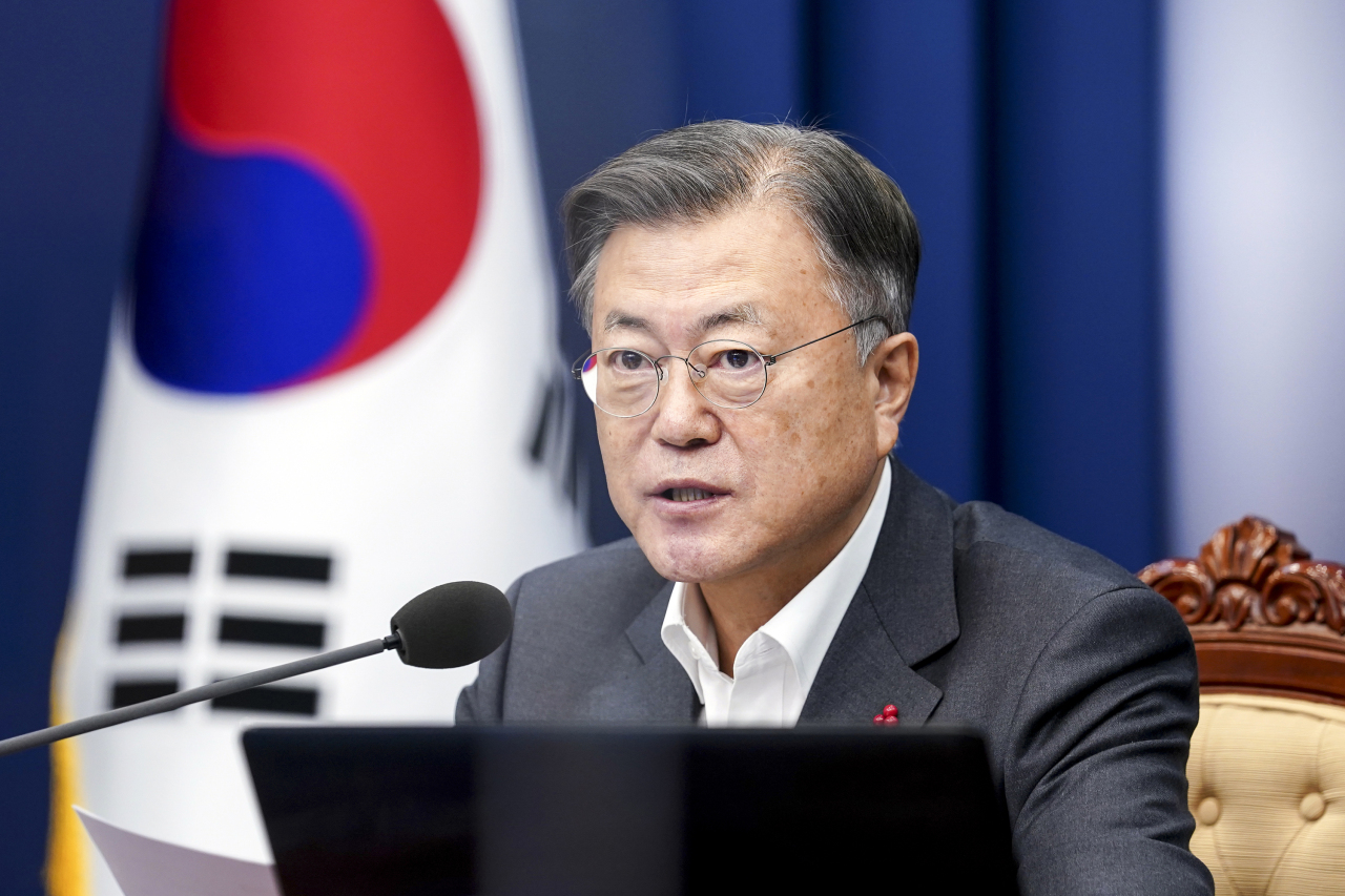This photo shows President Moon Jae-in speaking during a meeting with his aides at Cheong Wa Dae in Seoul on Monday. (Yonhap