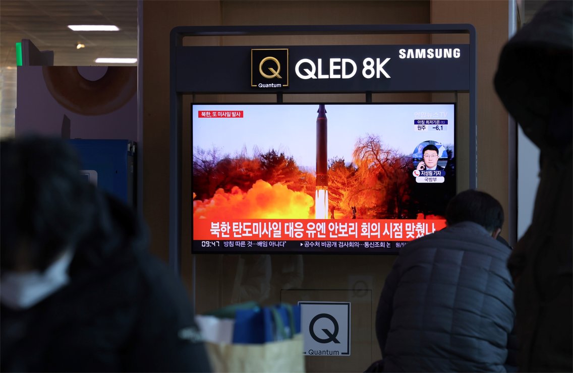 Commuters watch news about North Korea’s launch of a projectile presumed to be a ballistic missile at Seoul Station on Tuesday. (Yonhap)