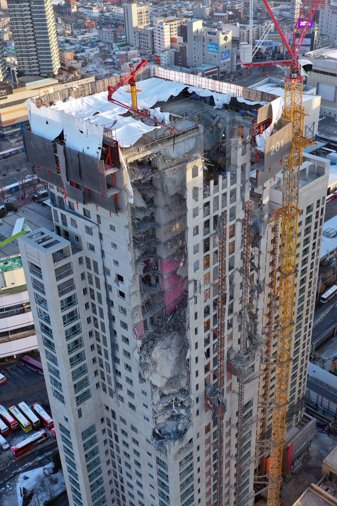This photo taken Wednesday shows a collapsed exterior wall of an apartment building under construction in Gwangju. (Yonhap)