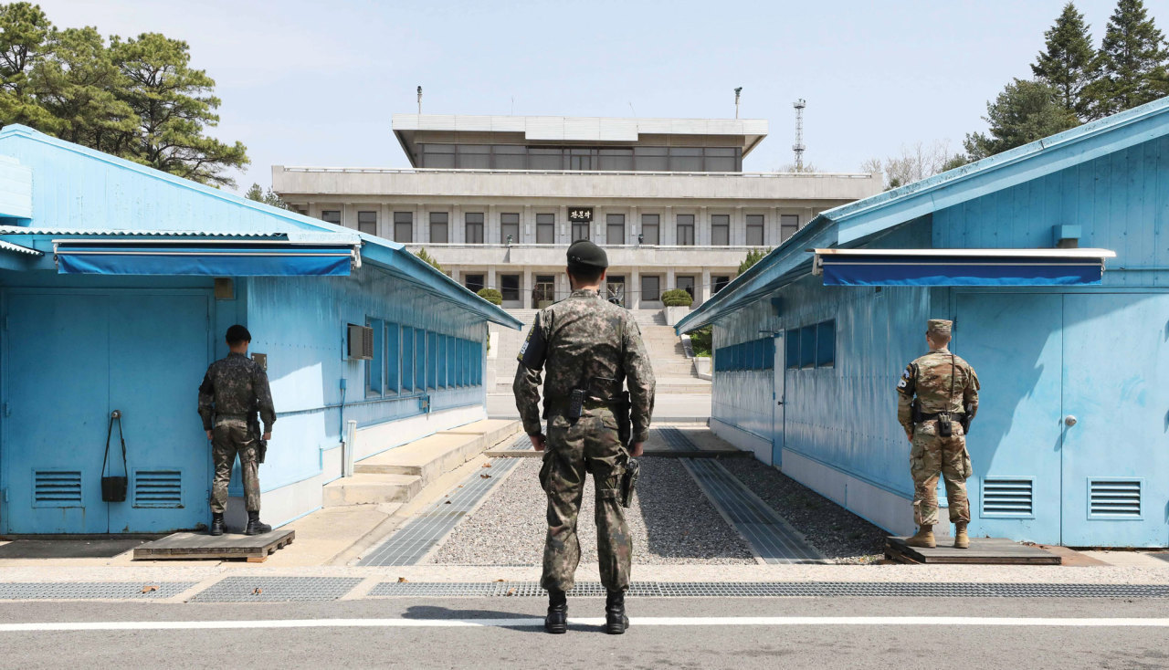 In the file photo taken April 19, 2018, South Korean and US soldiers stand guard at the inter-Korean truce village of Panmunjom, north of Seoul, ahead of the historic inter-Korean summit talks at the village on April 27. (Yonhap)
