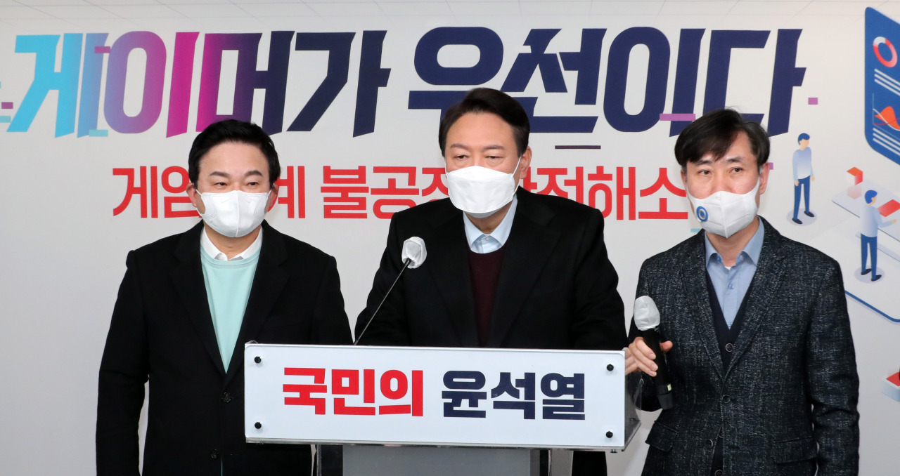 Yoon Suk-yeol (C) of the main opposition People Power Party (PPP) speaks at his campaign event, explaining his policies for the gaming industry at the party's headquarters in Seoul on Wednesday. (Yonhap)