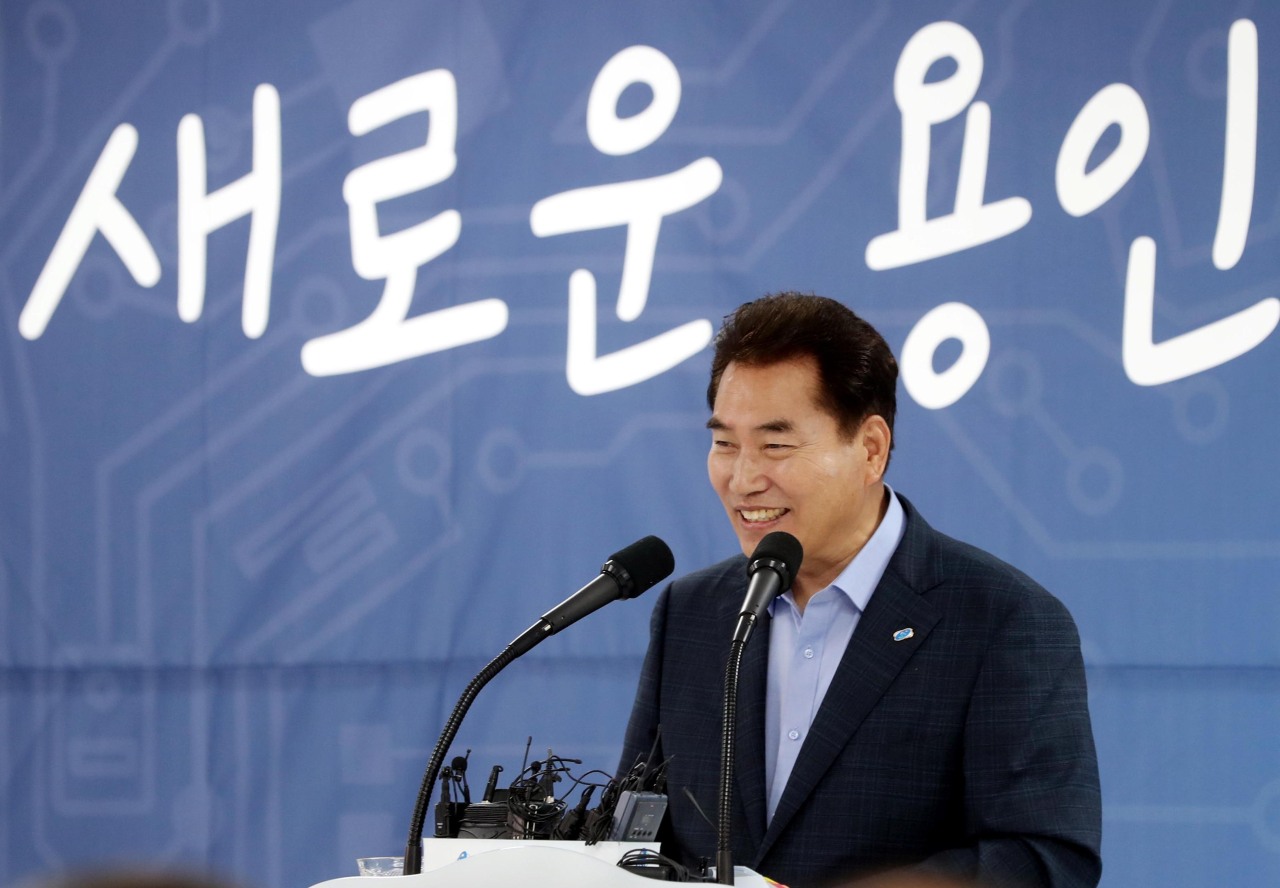 Baek Kun-ki, the mayor of Yongin, speaks during a press conference in Yongin, Gyeonggi Province, in July 2019. (Yongin City)