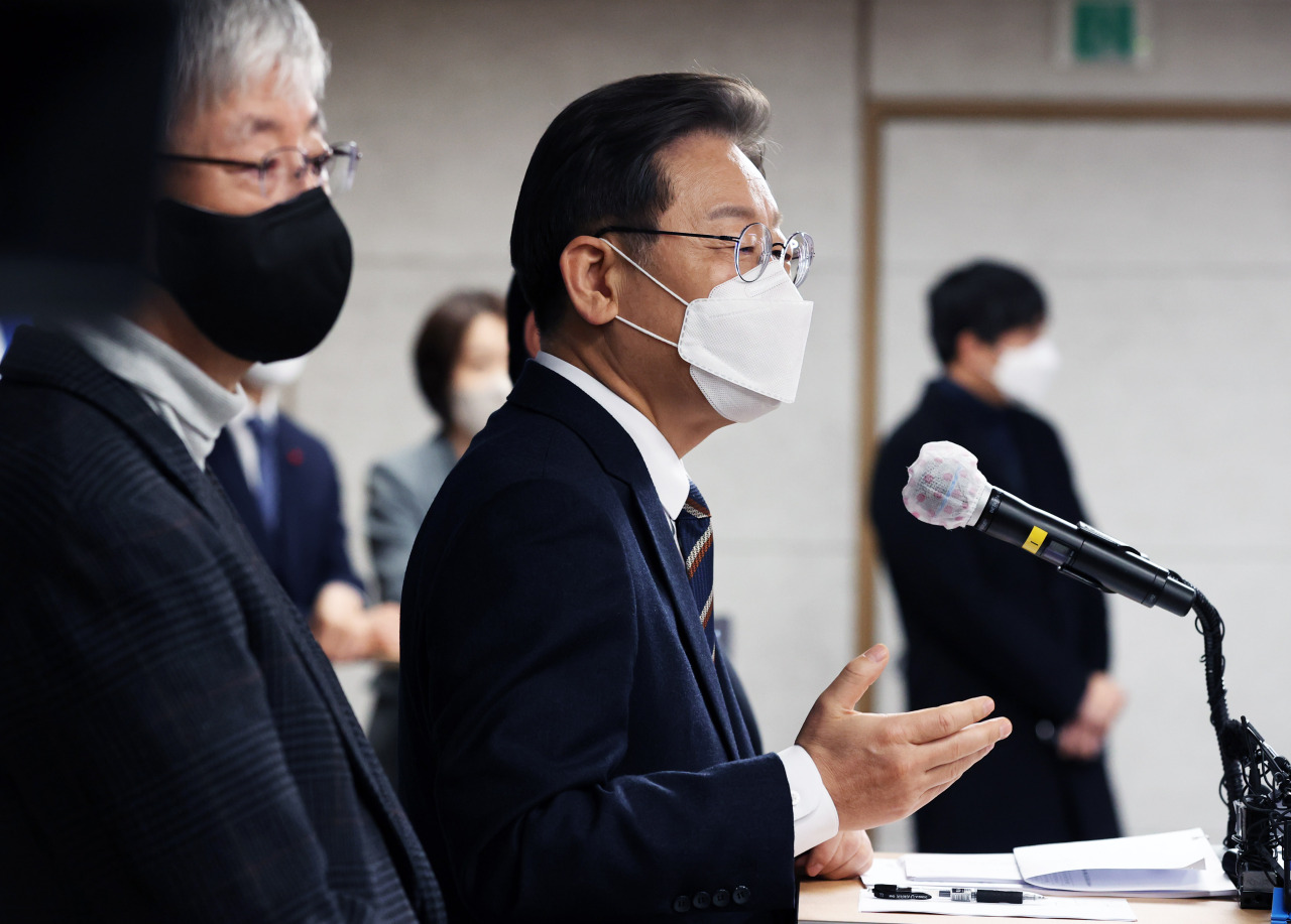 Lee Jae-myung, presidential nominee of the ruling Democratic Party of Korea, speaks during a campaign event Wednesday. (Joint Press Corps)