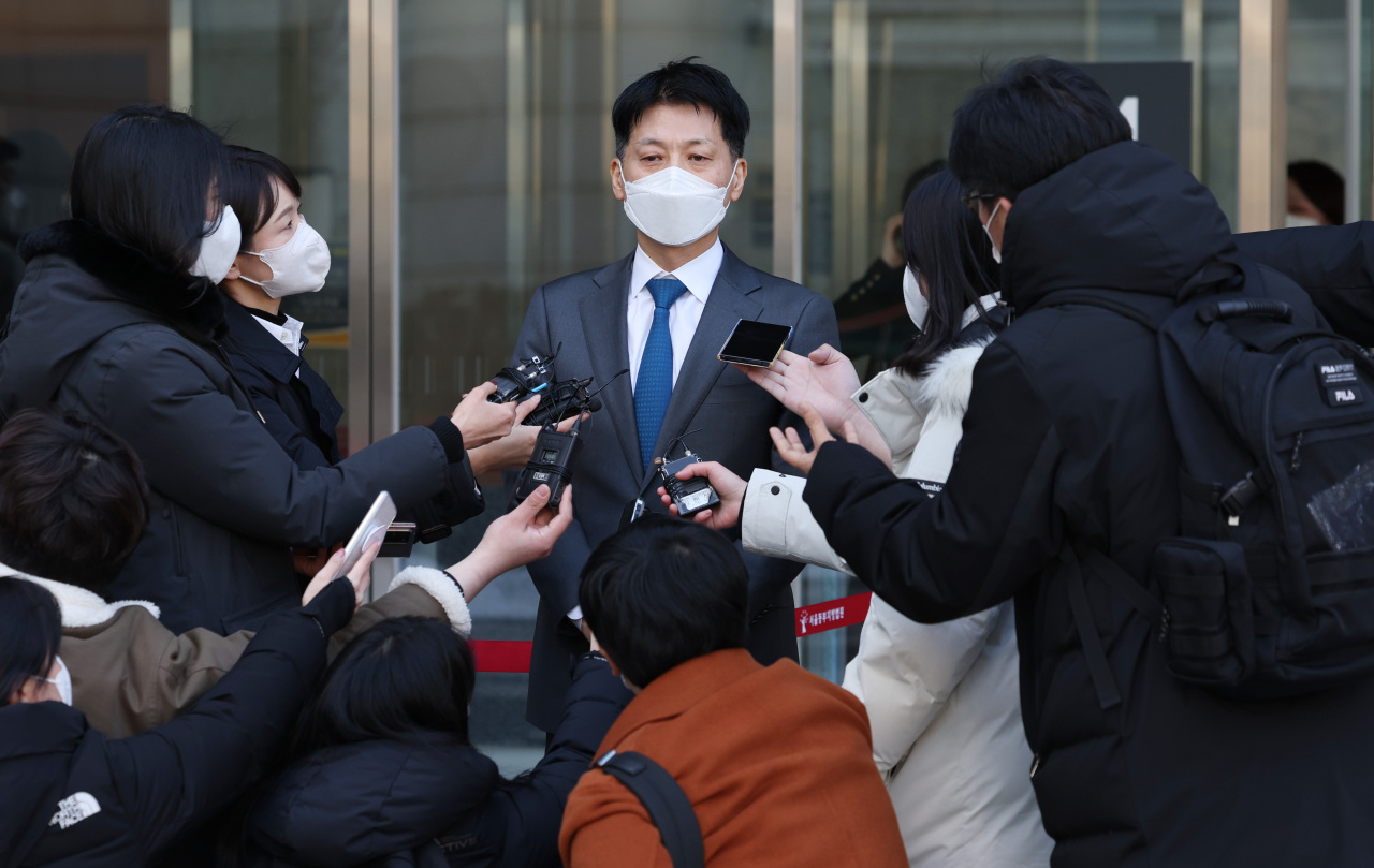 Yoon Joo-tak, a lawyer representing South Korean short track speed skater Shim Suk-hee, speaks to reporters outside the Seoul Eastern District Court building in Seoul on Wednesday, after attending a hearing on Shim's application for a court injunction against a two-month ban on the skater handed down by the Korea Skating Union. (Yonhap)