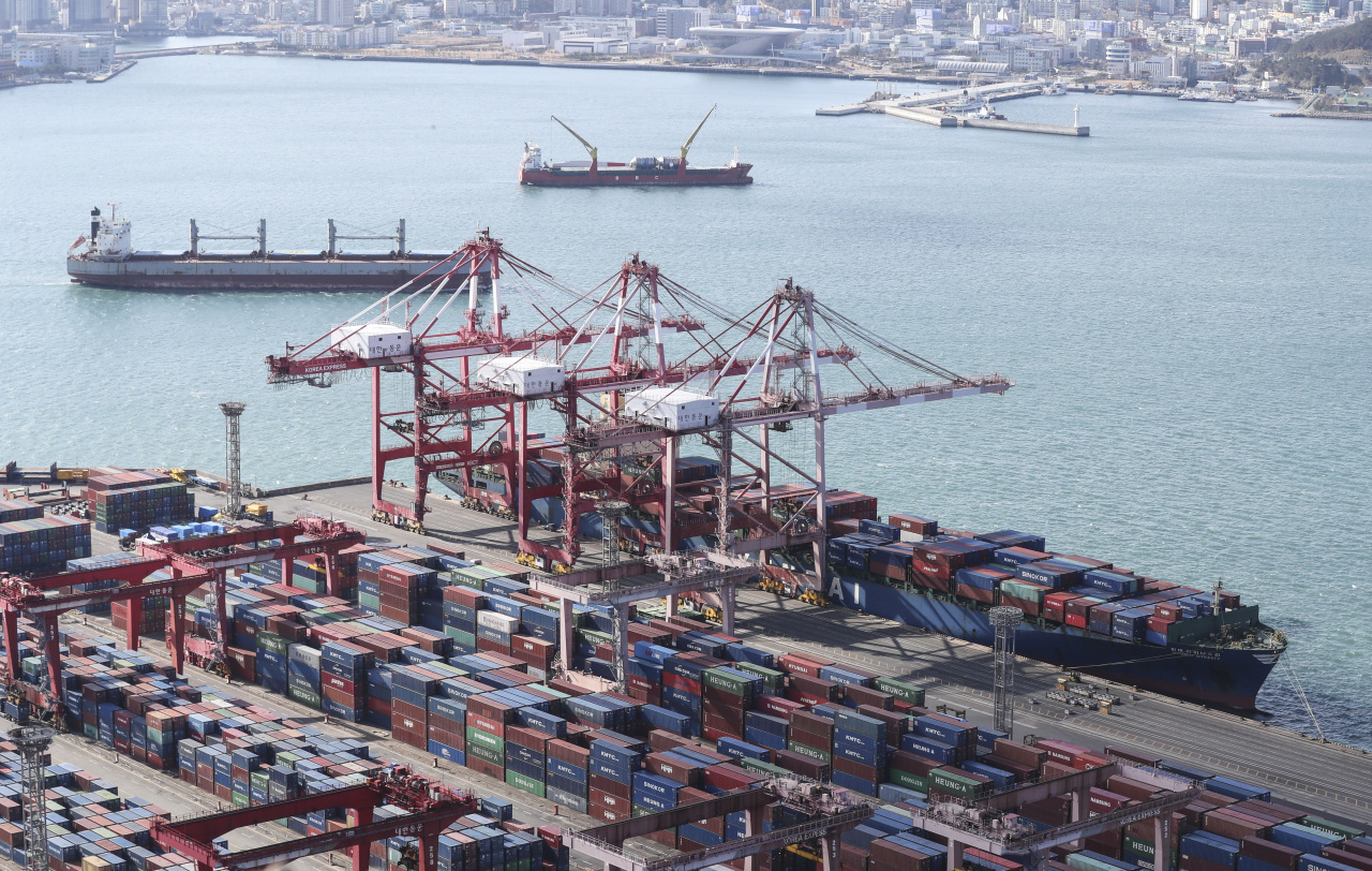 Aerial view of shipping containers at South Korea's southern port city of Busan (Yonhap)