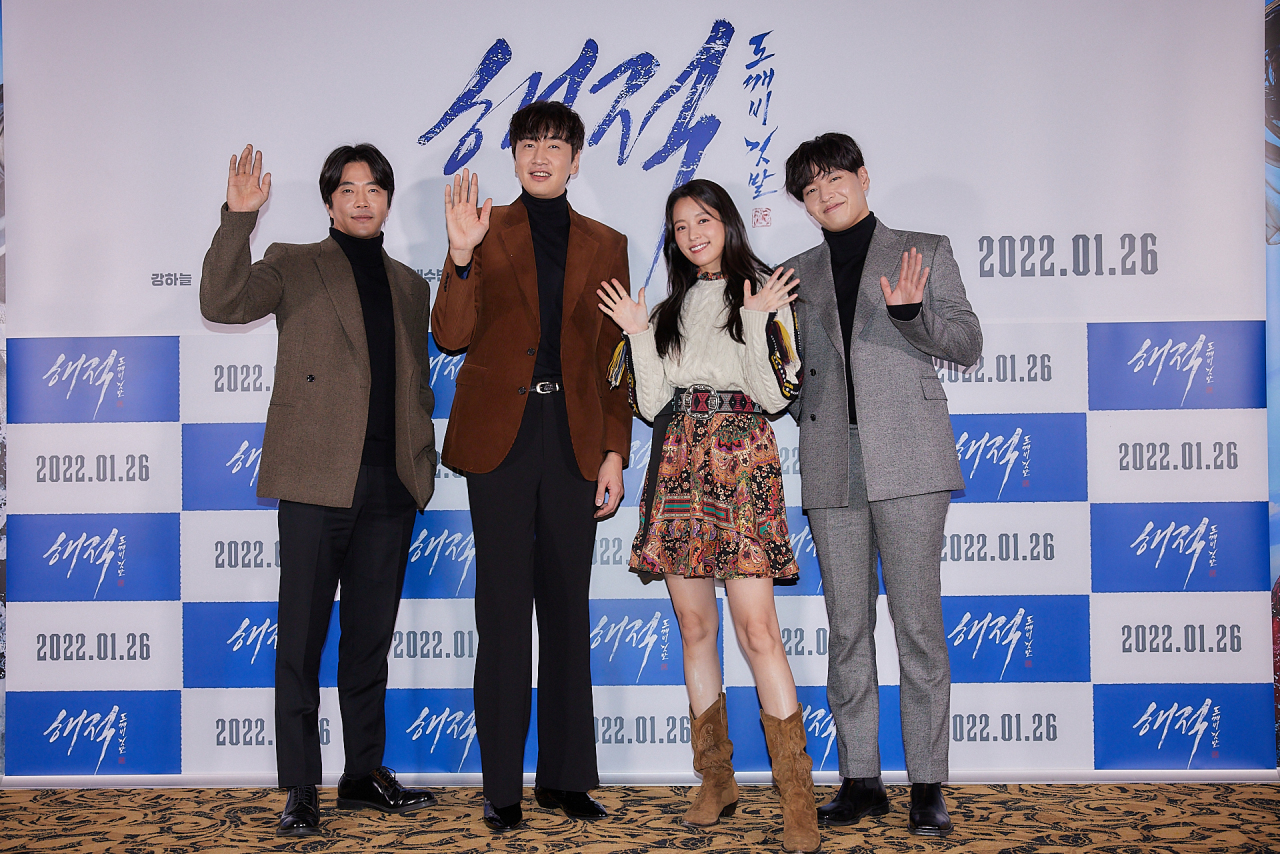 From left: Actors Kwon Sang-woo, Lee Kwang-soo, Han Hyo-joo and Kang Ha-neul pose after a press conference for the film “The Pirates: Goblin Flag” held at Lotte Cinema World Tower in Seoul on Wednesday. (Lotte Entertainment)