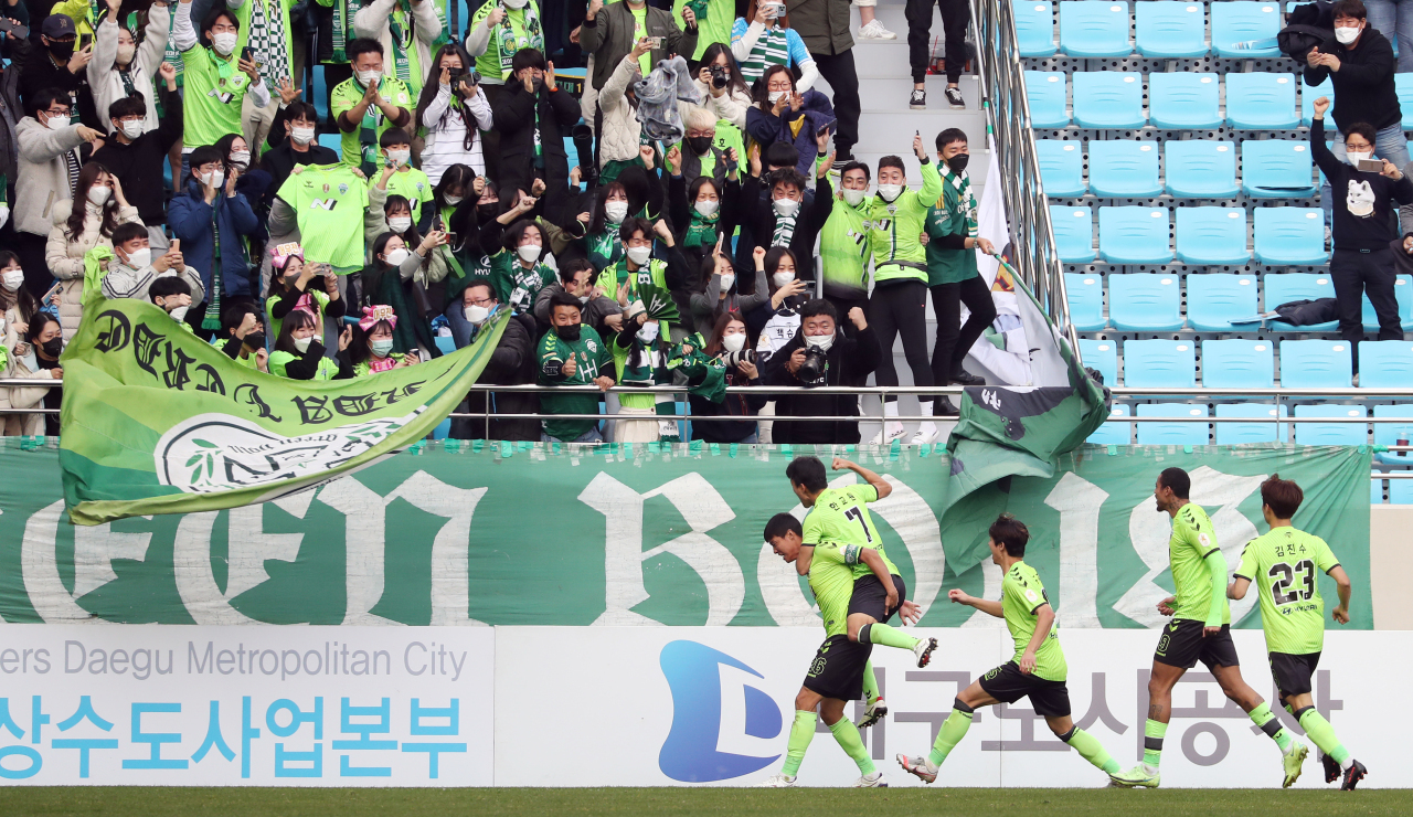 Jeonbuk Hyundai Motors` Hong Jeong-ho scores a goal on Sunday at DGB Daegu Bank Park in Daegu, some 300 kilometers southeast of Seoul. (Yonhap)