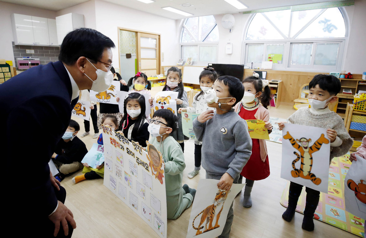 Children talk to Bukgu District Office Mayor Moon In during his visit to a local kindergarten in Gwangju on Jan. 3. (Yonhap)