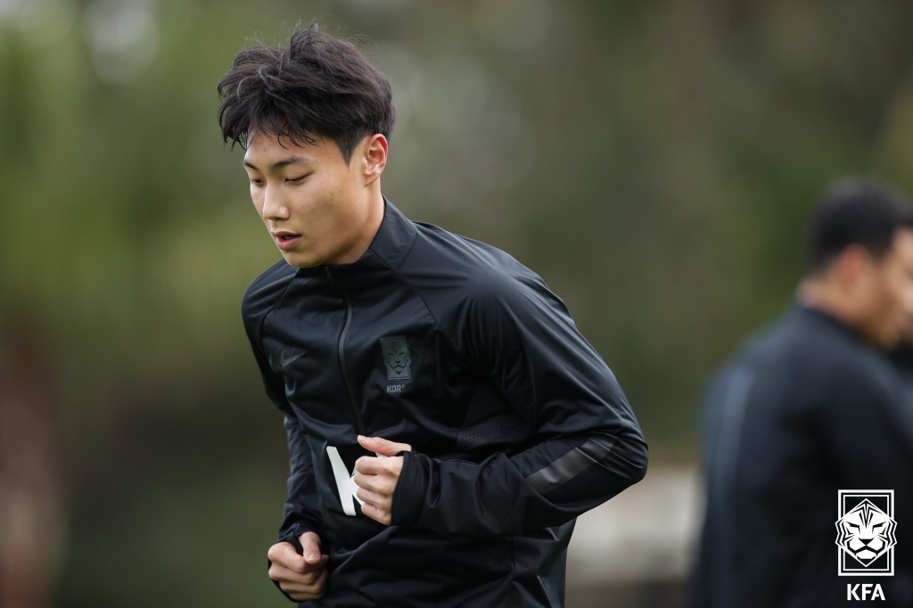 South Korean midfielder Paik Seung-ho trains at Cornelia Diamond Football Center in Antalya, Turkey, on Wednesday, in this photo provided by the Korea Football Association. (Korea Football Association)