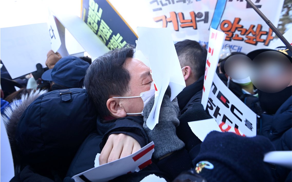 This photo, provided by the National Assembly Press Corps, shows lawmakers of the People Power Party visiting the MBC broadcasting firm on Friday, in protest against its planned airing of the recordings of alleged phone calls between the wife of the party's presidential candidate, Yoon Suk-yeol, and a reporter. (Yonhap)