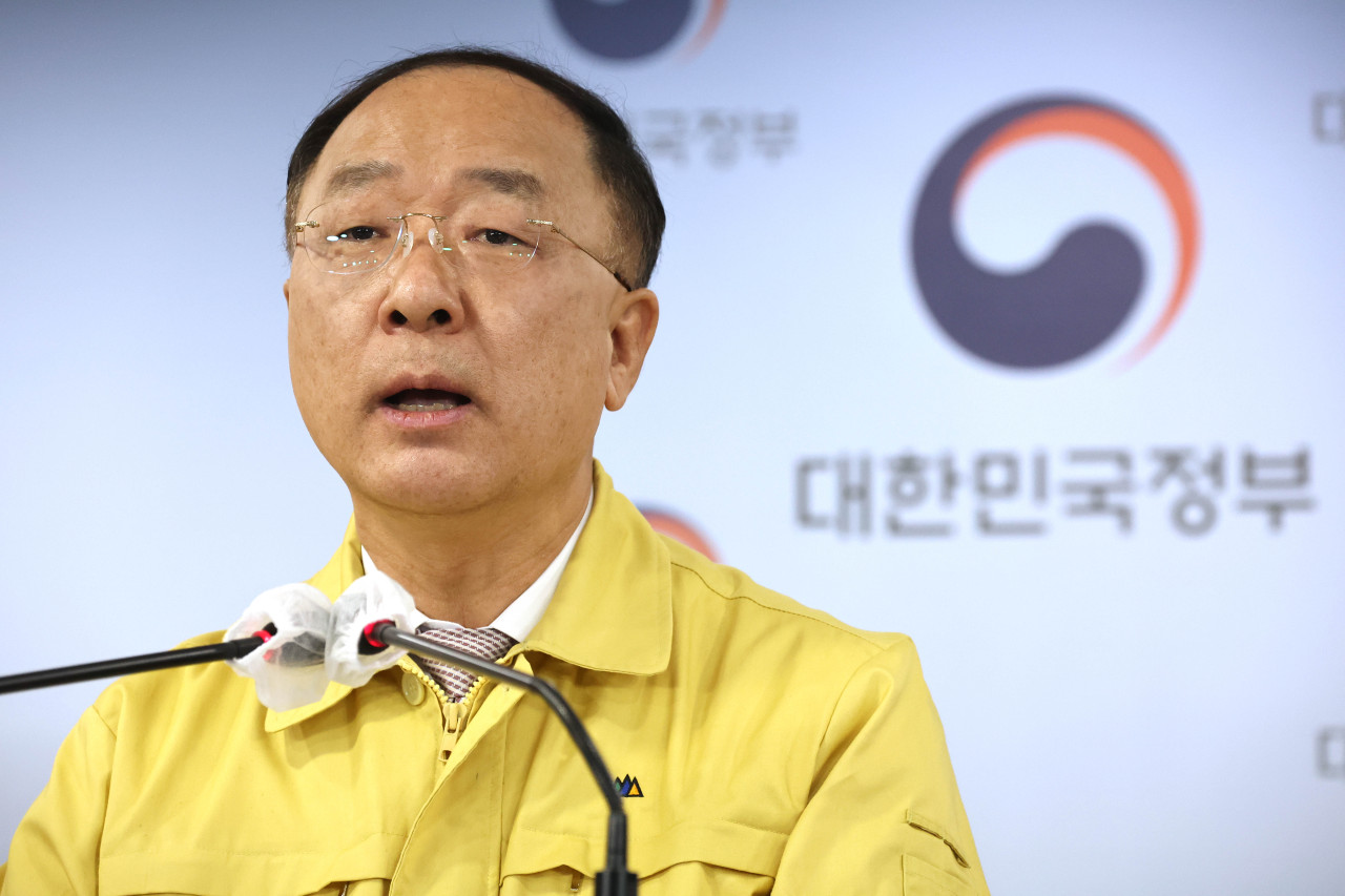 Deputy Prime Minister Hong Nam-ki speaks during a news briefing on the Finance Ministry-led measures to support microbusiness owners at Government Complex Seoul, Friday. (Yonhap)
