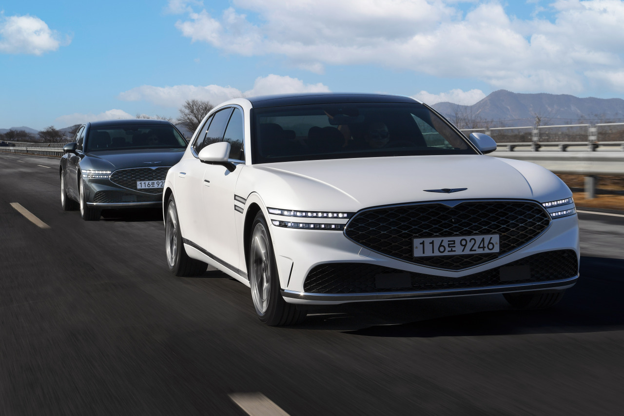 G90 vehicles are driven on a highway connecting Yongin and Gonjiam, both in Gyeonggi Province, at a media test-drive session Tuesday. Vehicles tested were full-option models priced at 130 million won ($109,000). (Genesis)
