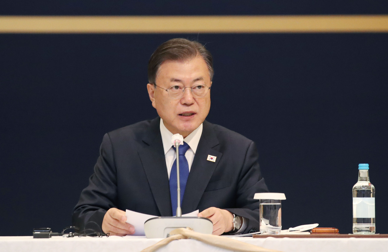 President Moon Jae-in speaks at a business forum on the hydrogen economy in Dubai on Sunday. (Yonhap)