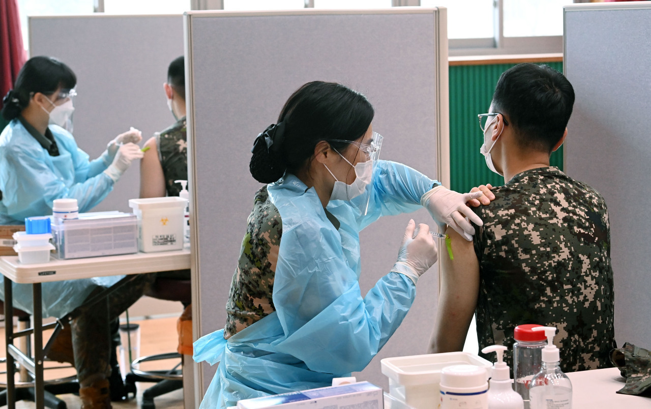 Service members receive COVID-19 vaccines in Goyang, Gyeonggi Province. (Yonhap)