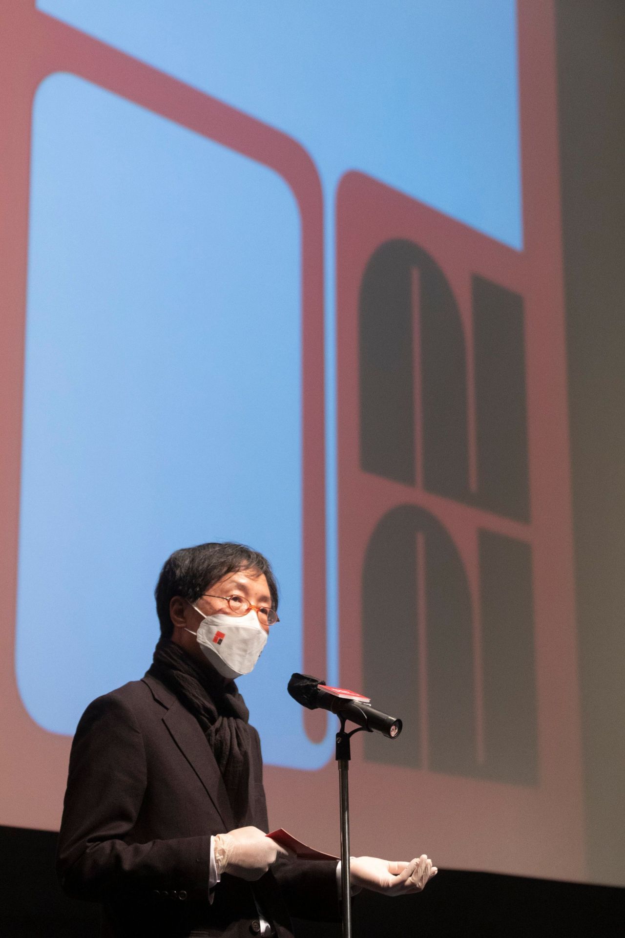 Director of the Jeonju International Film Festival Lee Joon-dong speaks during the closing ceremony of the last year‘s event. (Jeonju IFF)