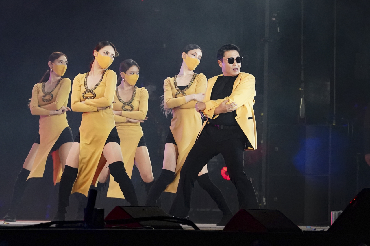 Psy (right) performs at the “KITE: K-pop in the Emirates” concert at Jubilee Park of the World Exposition in Dubai, United Arab Emirates, Sunday. (Yonhap)