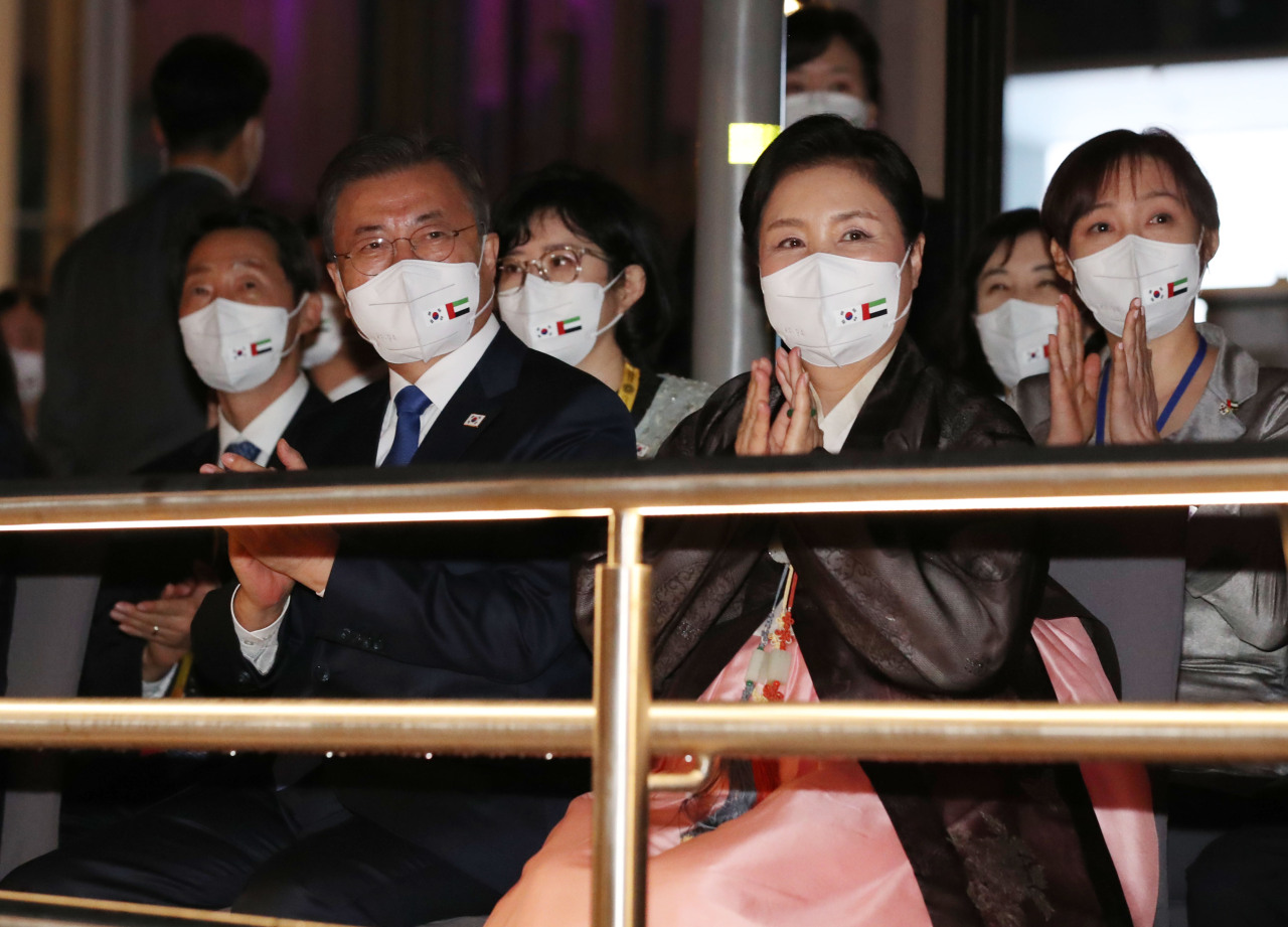 South Korean President Moon Jae-in (left) and first lady Kim Jung-sook attend the “KITE: K-pop in the Emirates” concert at Jubilee Park of the World Exposition in Dubai, United Arab Emirates, Sunday. (Yonhap)