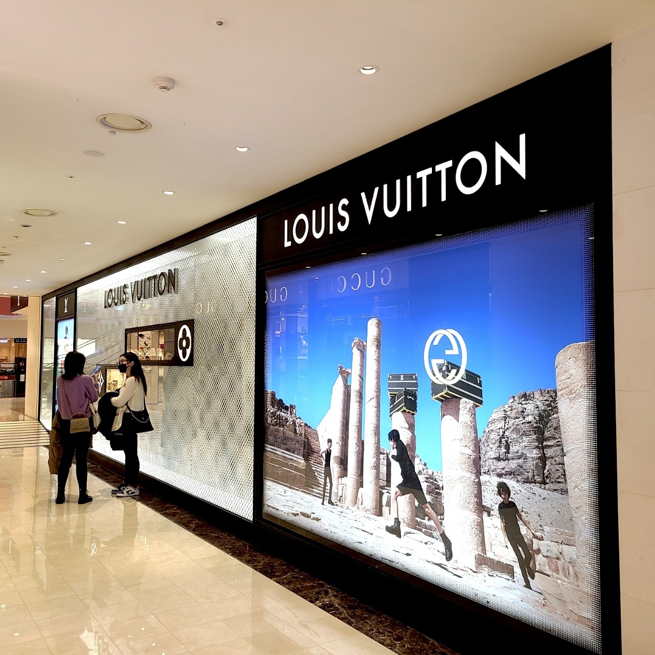 Chinese customers walk pass a Louis Vuitton boutique located in a duty-free store in Seoul. (The Korea Herald/Kang Jae-eun)