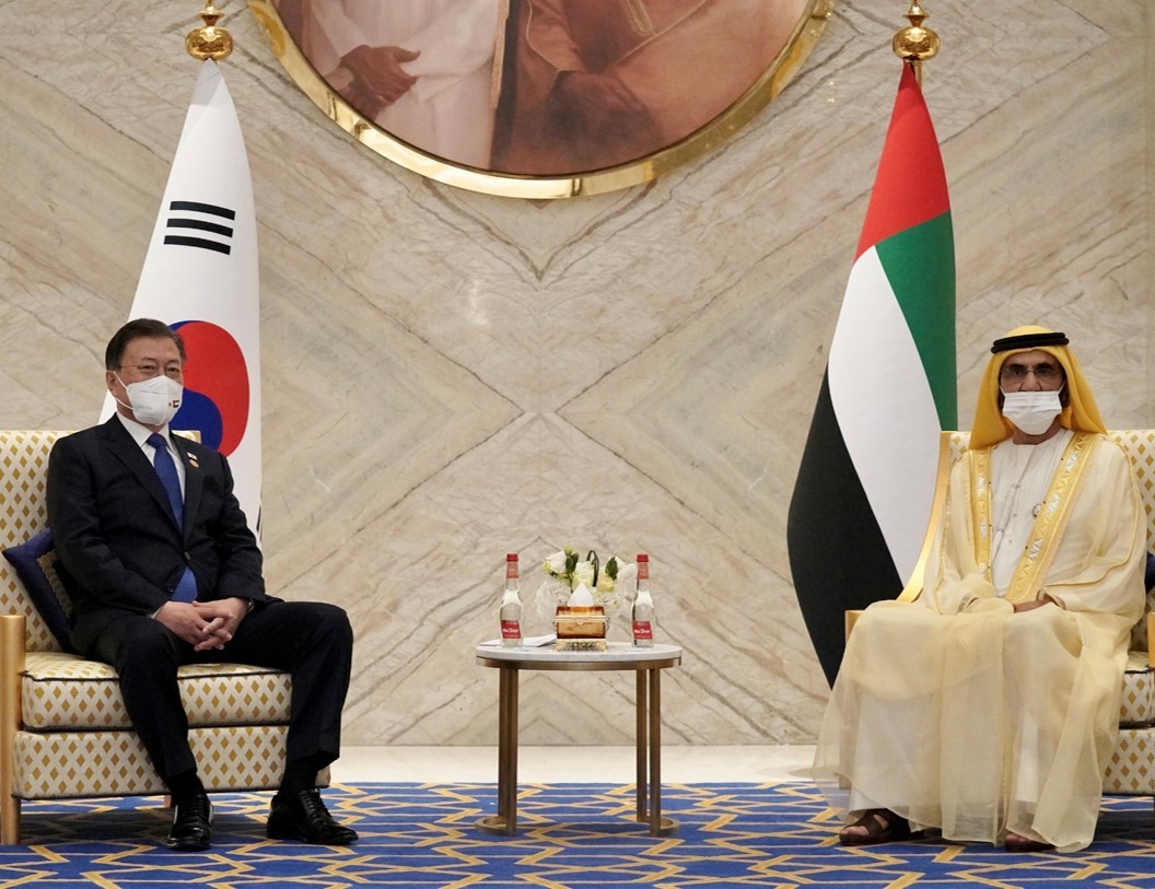 President Moon Jae-in talks with UAE Prime Minister Mohammed bin Rashid Al Maktoum at the Dubai Expo Leadership Hall on Sunday. (Yonhap).