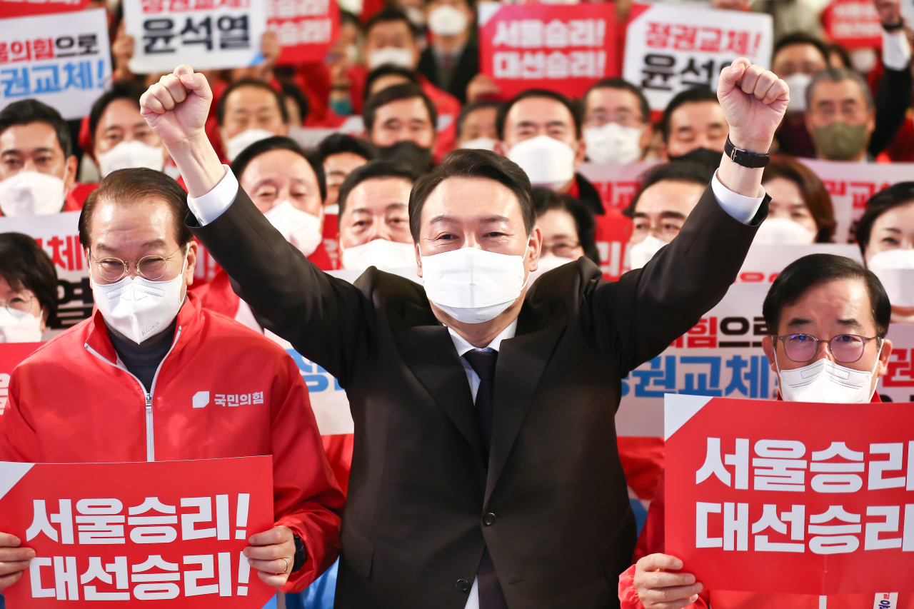 Yoon Suk-yeol, presidential nominee of the main opposition People Power Party, leads a campaign event held in Mapo-gu, western Seoul, on Sunday. (Joint Press Corps)