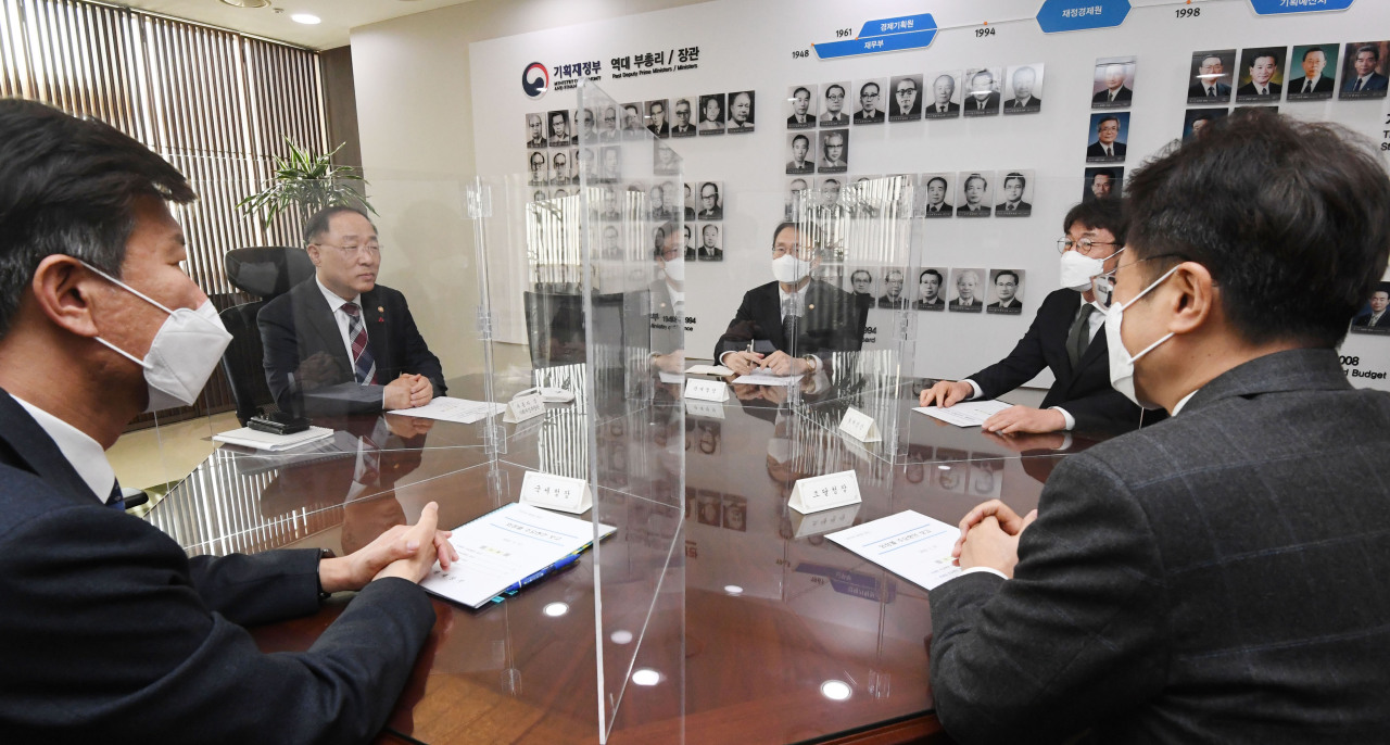 Finance Minister Hong Nam-ki (2nd from L) meets the chiefs of four vice-ministerial level agencies under the finance ministry in the administrative city of Sejong on Monday, in this photo provided by the Ministry of Economy and Finance. (Ministry of Economy and Finance)