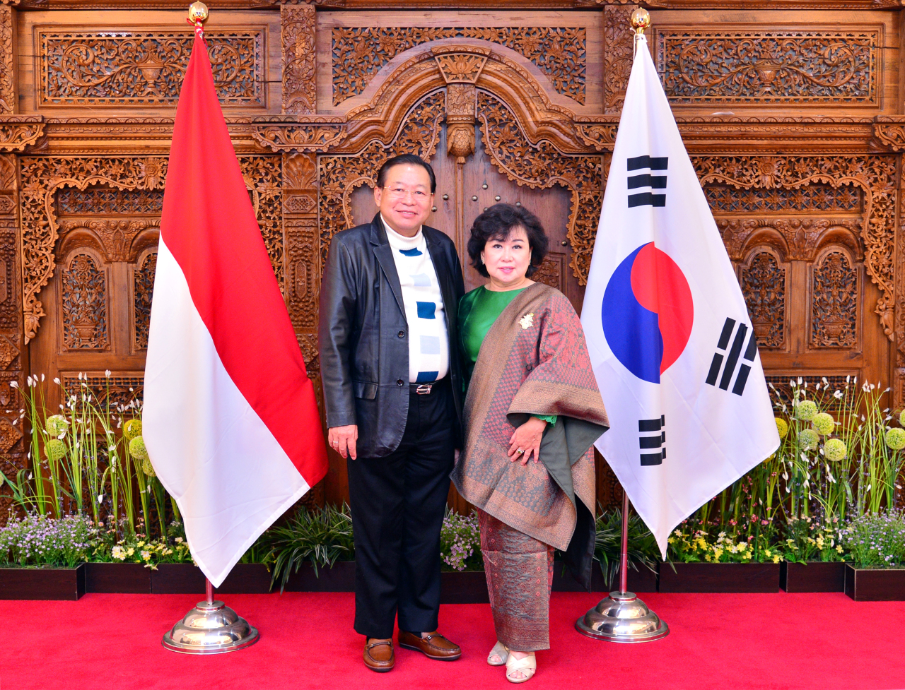 From Left: Ambassador Gandi Sulistiyanto Soeherman and Madam Susi Ardhani Sulistiyanto. Madam Sulistiyanto dressed impeccably in traditional Indonesian baju kurung and Songket (golden thread hand-woven) originated from Palembang, South Sumatera province for first public appearance as spouse of Indonesian Ambassador to Korea. (Park Hyun-Koo/The Korea Herald)