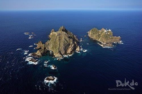 The photo shows an aerial view of the Dokdo islets. (Foreign Ministry)