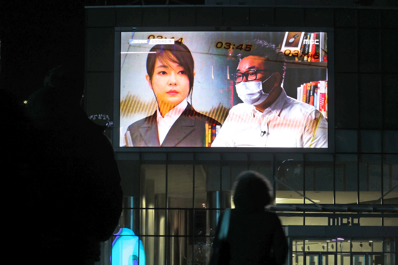 MBC reports on recordings of phone calls between Kim Kun-hee, the wife of presidential candidate Yoon Suk-yeol of the main opposition People Power Party, and a reporter, on the electronic display outside of the company headquarters in Seoul on Sunday. (Yonhap)