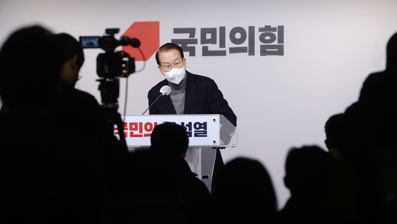 Rep. Kwon Young-se, head of the presidential election campaign committee for main opposition People Power Party's presidential nominee Yoon Suk-yeol, announces the decision to disband a networking subcommittee during a press conference held Tuesday. (Joint Press Corps)