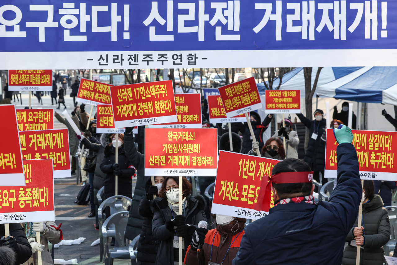 A group of SillaJen’s small-scale individual shareholders hold a protest to call for resumption of the biotech company’s stock trading in front of the Korea Exchange in Seoul on Tuesday. (Yonhap)