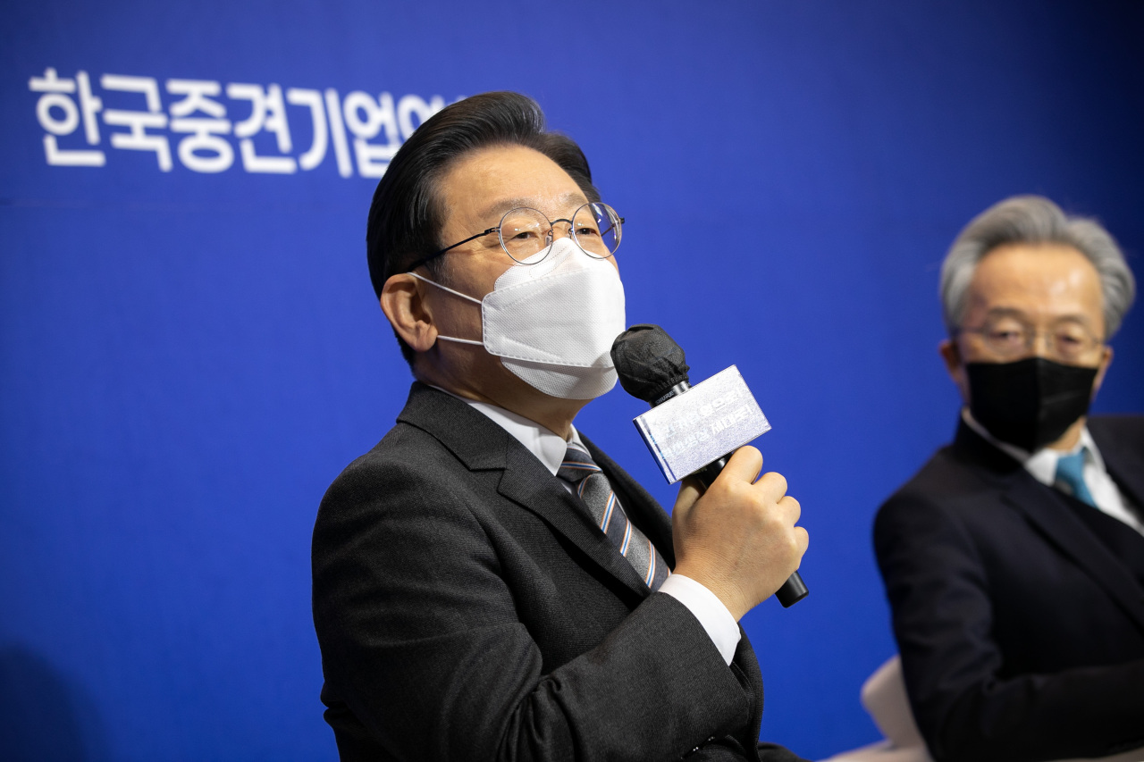 The ruling Democratic Party's presidential candidate speaks at a meeting of ederation of Middle Market Enterprises of Korea held in Seoul on Tuesday. (Yonhap)