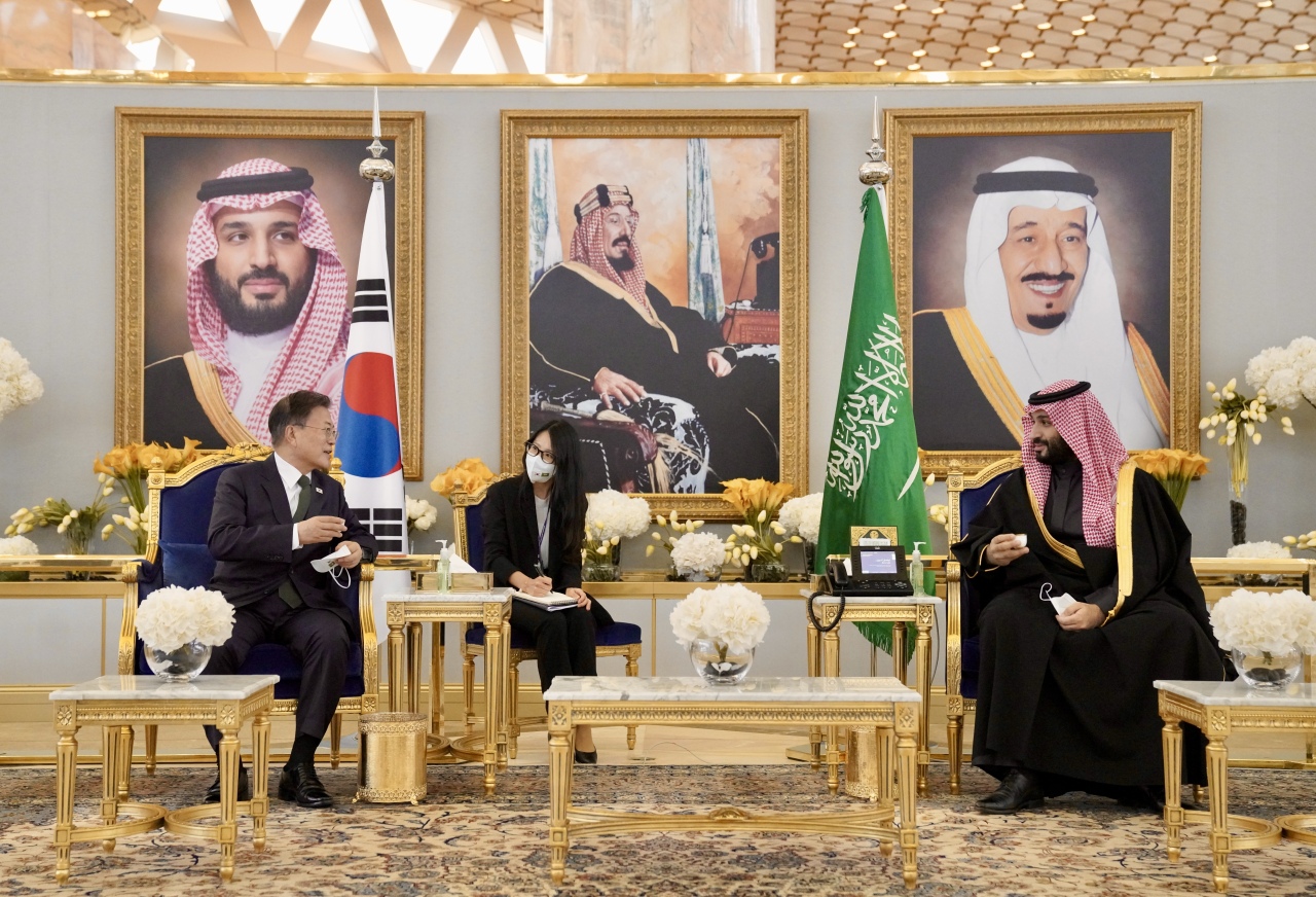 President Moon Jae-in (L) converses with Saudi Arabian Crown Prince Mohammed bin Salman after arriving at King Khalid International Airport in Riyadh on Tuesday. (Yonhap)