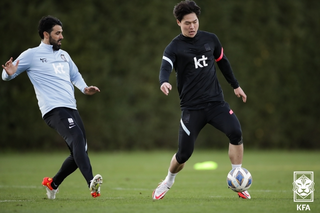 South Korean forward Kim Gun-hee (R) trains with coach Felipe Coelho at Cornelia Diamond Football Center in Antalya, Turkey, on last Thursday, in this photo provided by the Korea Football Association. (Korea Football Association)