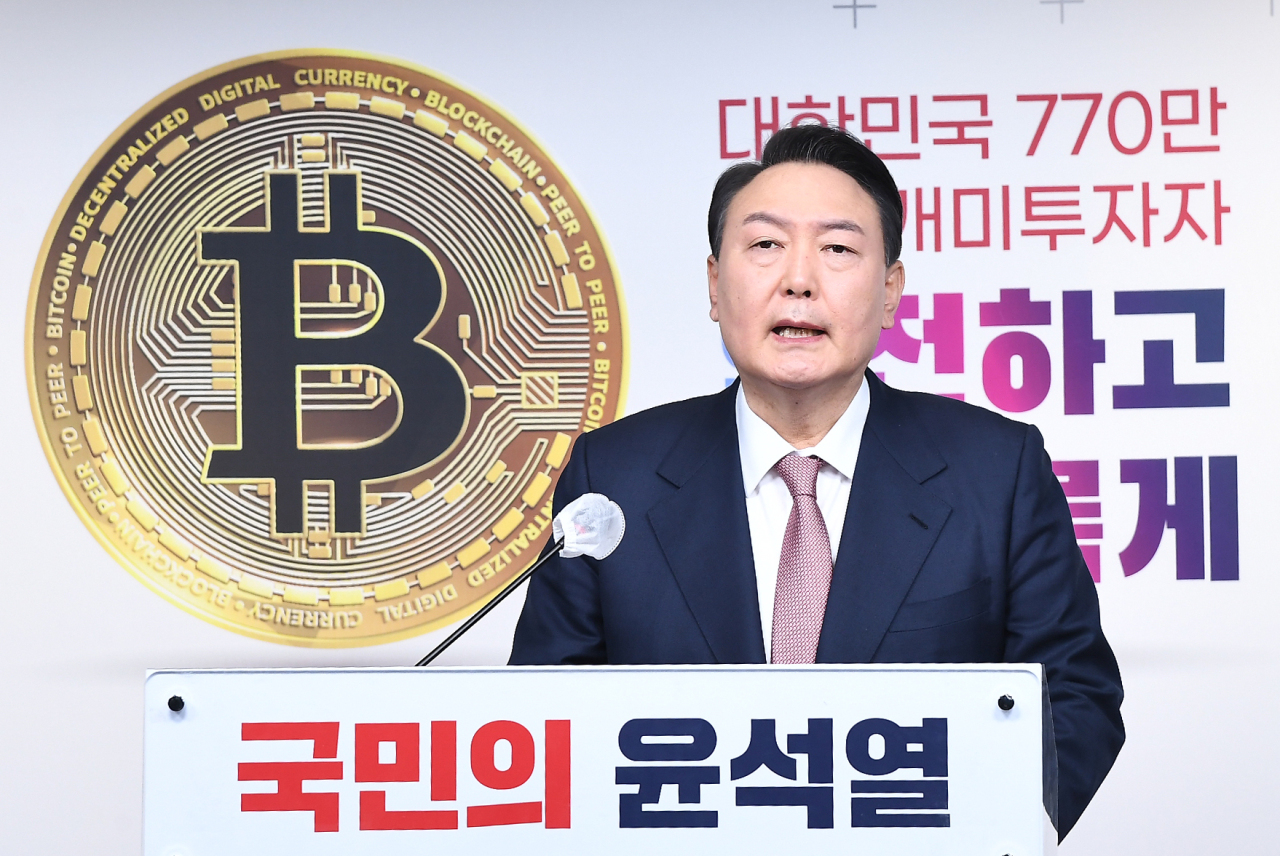 Yoon Suk-yeol, the presidential candidate of the main opposition People Power Party, speaks during a press conference at the party's headquarters in Seoul on Wednesday, about his pledges to help retail investors make safe investments in virtual assets. (Yonhap)