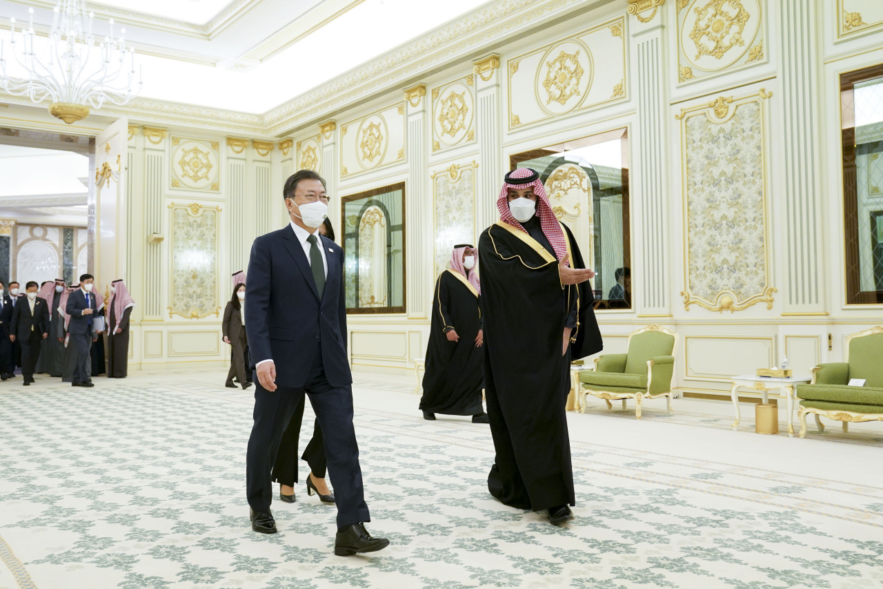 South Korean President Moon Jae-in and Saudi Arabia’s de facto ruler Crown Prince Mohammed bin Salman walk for a meeting at the Al-Yamamah palace in Riyadh, Tuesday. (Yonhap)