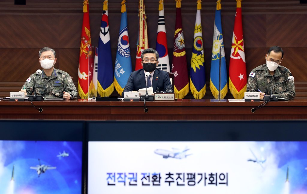 Defense Minister Suh Wook (C) attends a meeting with top commanders to discuss progress in South Korea's efforts to retake wartime operational control from the United States at the defense ministry in Seoul on Wednesday, in this photo provided by the ministry. (Yonhap)